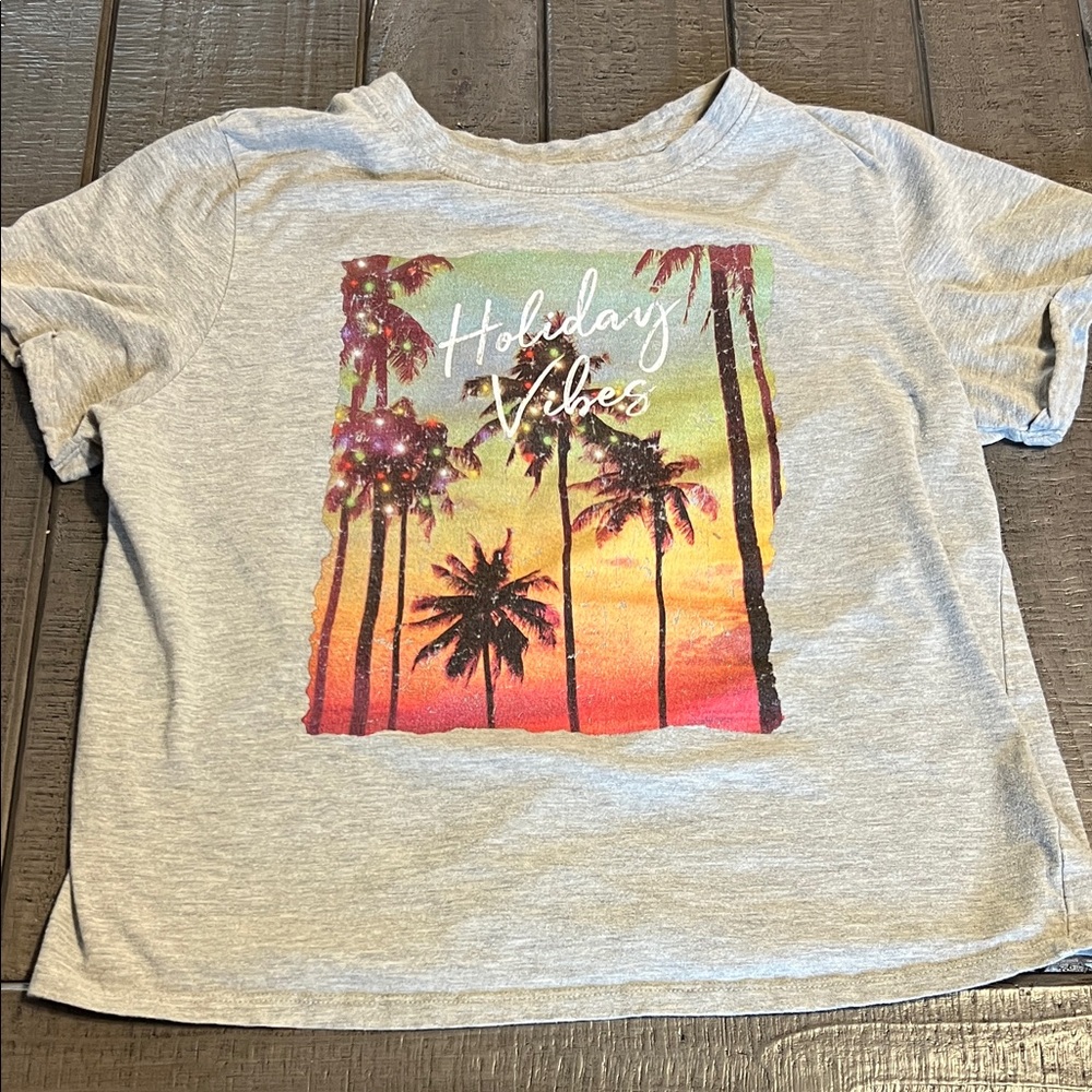 Gray T-Shirt with Palm Tree Graphic Holiday Vibes - Picture 1 of 3